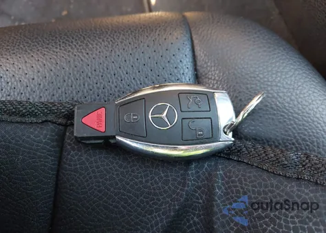 2013 Mercedes-Benz C 300 Sport 4Matic z USA, uszkodzony, nr VIN WDDGF8AB7DR244098